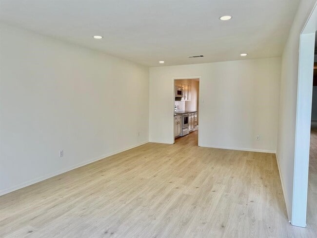 Photo - 495 Yorktown Ln