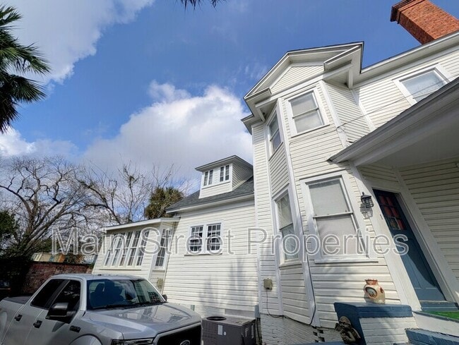 911 N Spring St Unit 4