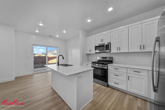 Building Photo - Newly Built Townhome!