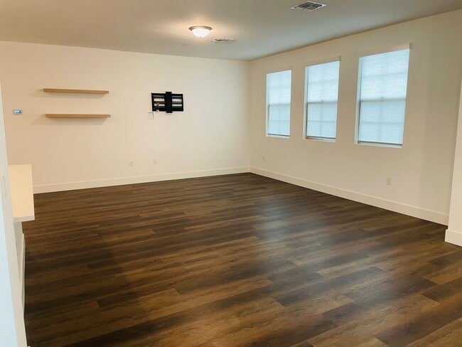 Photo - 5301 E Commerce Way Unidad 28101