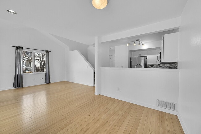 Photo - $2,295.95, 3-bed, 3-bath, located in Longmont with a washer and dryer and $300 off the first mont... Unidad 33