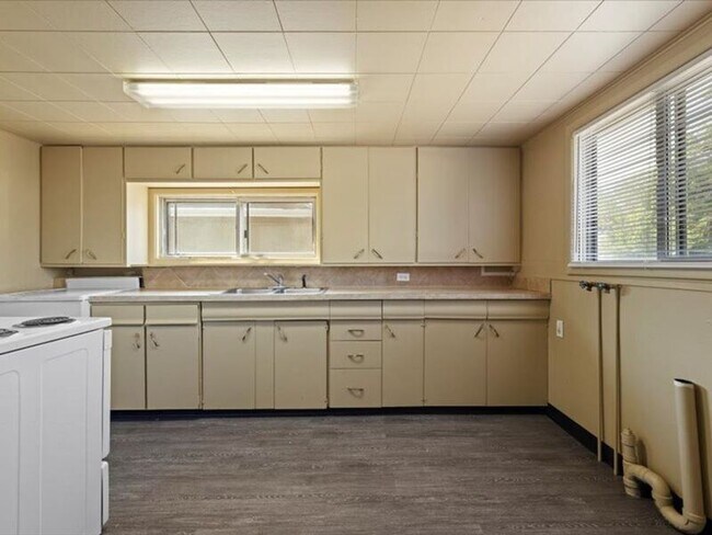 Photo - 910 Winslow Ave