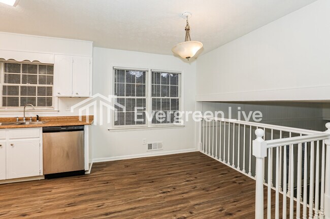 Photo - 1717 King Rd