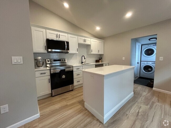 Building Photo - Move-In Ready: Modern & Stylish Fully Reno... Rental