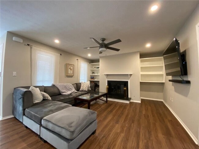 Photo - 704 Dunbar Dr