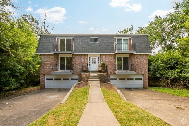 Building Photo - RENOVATED & READY FOR MOVE IN! 2-BEDROOM I... Unit Apartment B