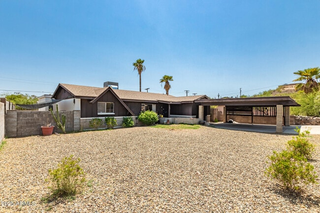 1407 E El Camino Dr