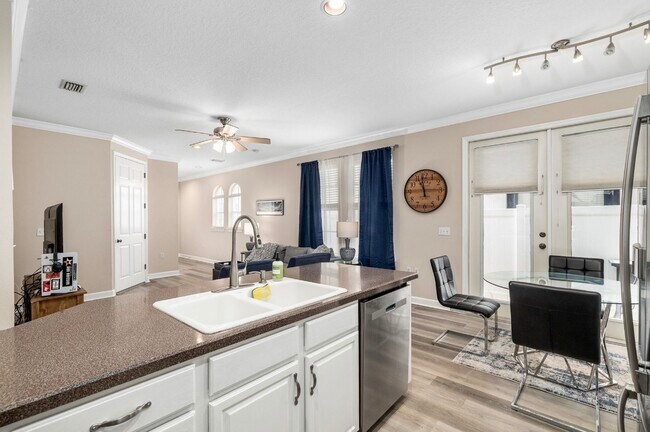 Photo - 104 S Moody Ave