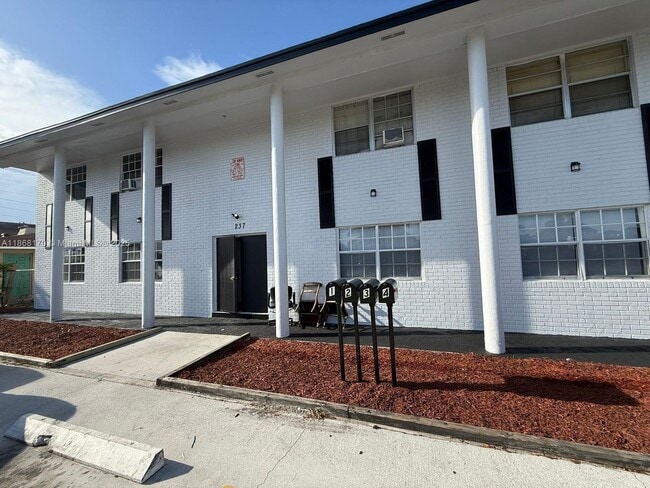 Building Photo - 237 W Blue Heron Blvd Unit 1 Rental