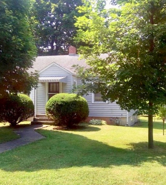 Cute Home Located Close to Historical Commercial - 1016 E Blaine St House