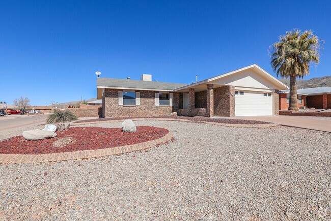 Building Photo - Spacious 3 bedroom 2 bath home on Large Co...