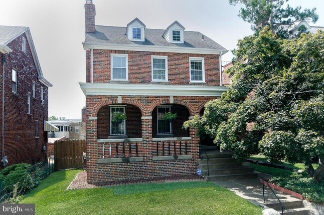 Building Photo - Spacious 4-level detached home