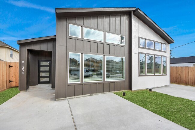 Photo - 8125 Cabot St