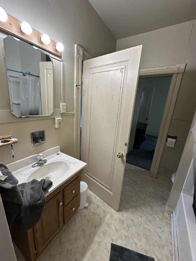 Great 6 bed 3 bath not far from UWEC! Available June 1st