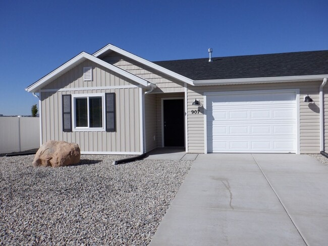Building Photo - 3 bedroom- 2 bath Newer Construction