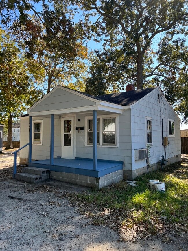 Building Photo - 901 Rapids St Rental