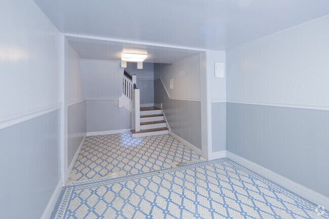 Lobby 208 - 200 N Kenneth