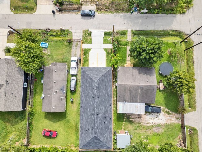 Photo - ? Spacious & Stylish 3-Bed Home – Garage Included! ?