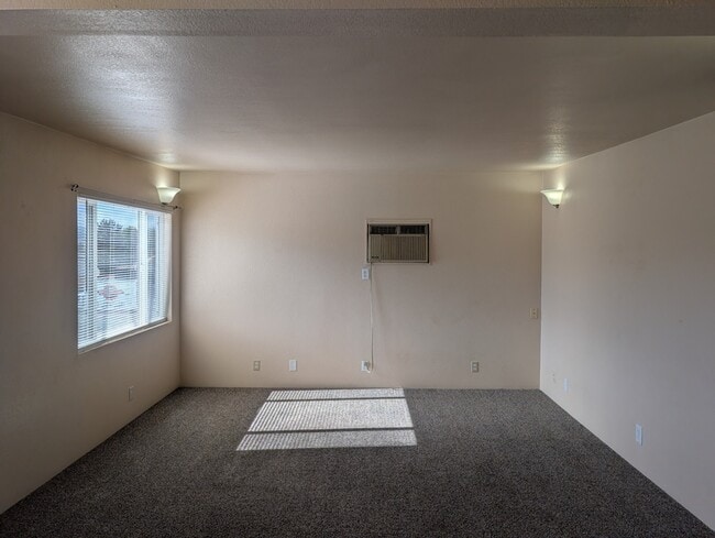 Photo - 133 NE Main St