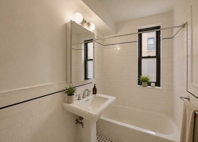 Photo - 122 E 55th St