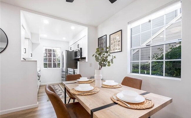 Building Photo - one-bedroom condo, perfectly situated in the desirable gated community of Chelsea Court.