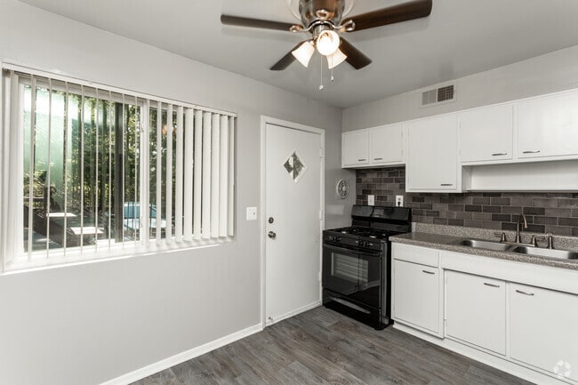 1BR, 1BA - 839SF - Midwood Creek