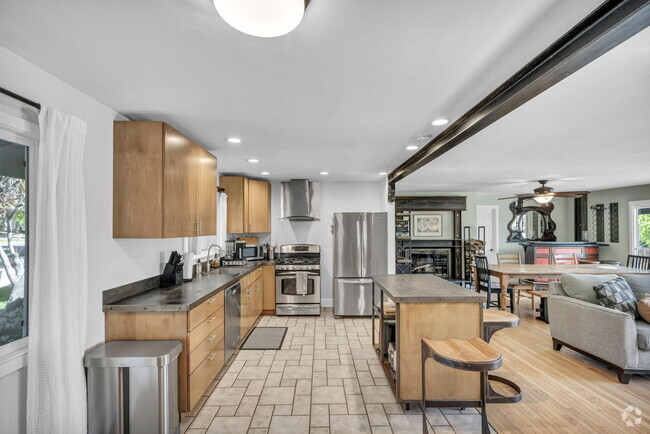 Building Photo - 2655 Parkway Dr Rental