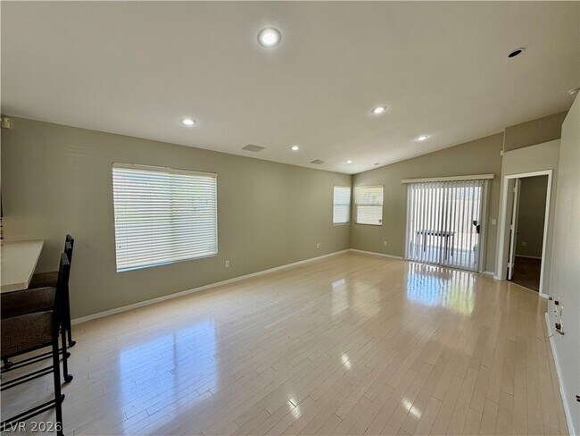 Photo - 276 Heatherstone St