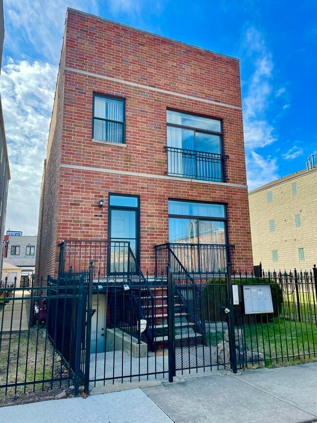 Building Photo - 469 E Bowen Ave Unit 1