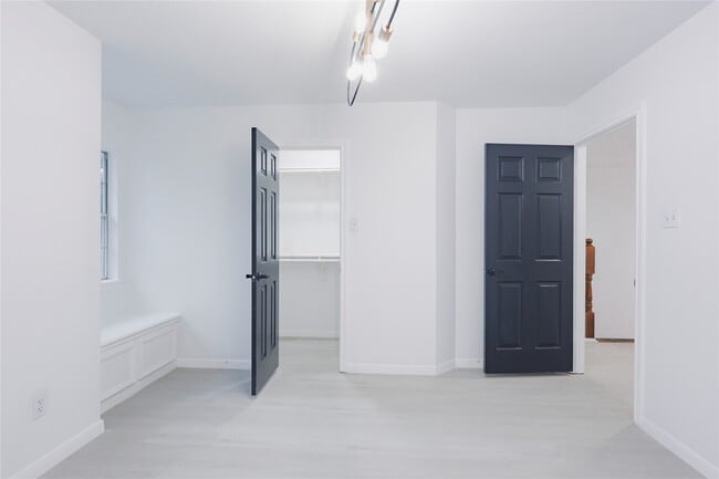 Building Photo - 17527 Sandy Cliffs Dr