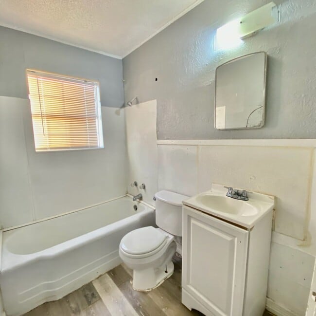 Photo - 806 N Detroit Ave