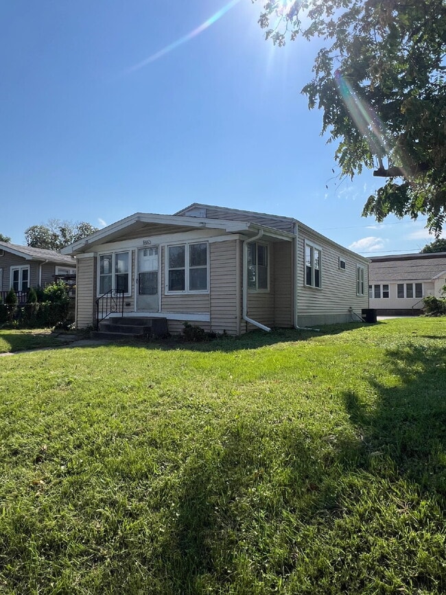 Building Photo - Newly Renovated 2 bedroom / 1 bathroom hou... Rental