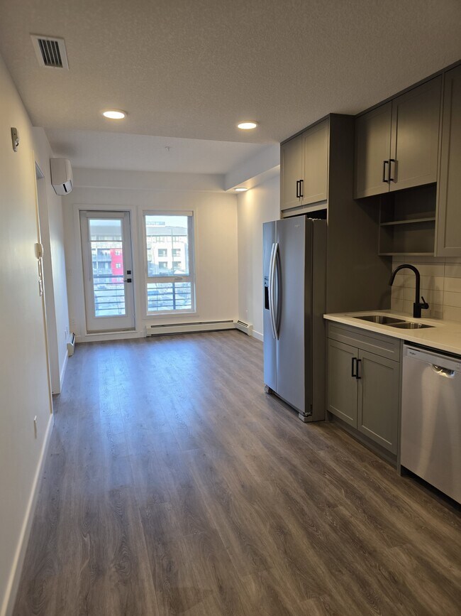 Photo - 350-3350 Livingston Common NE