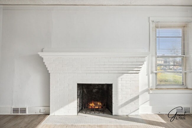 Photo - 4 Bedroom newly renovated $1500