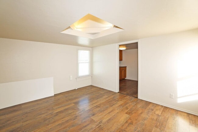 Building Photo - 4240 SW 10th Ave