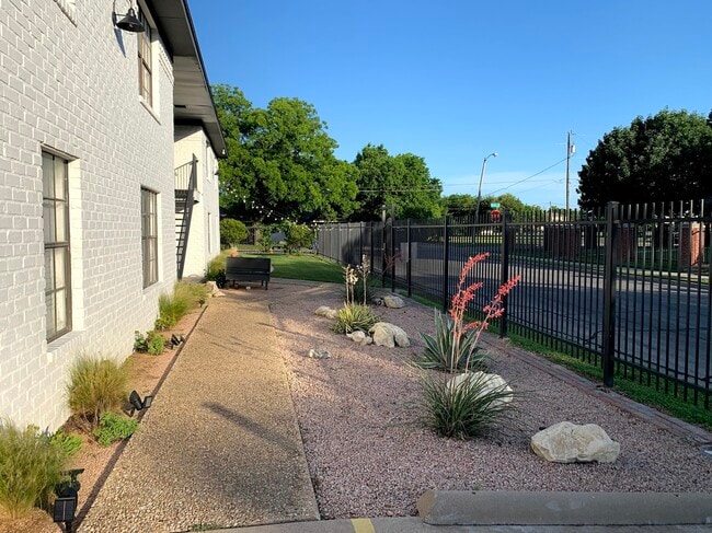 View from parking to front doors - 1325 Bagby Ave Unit D