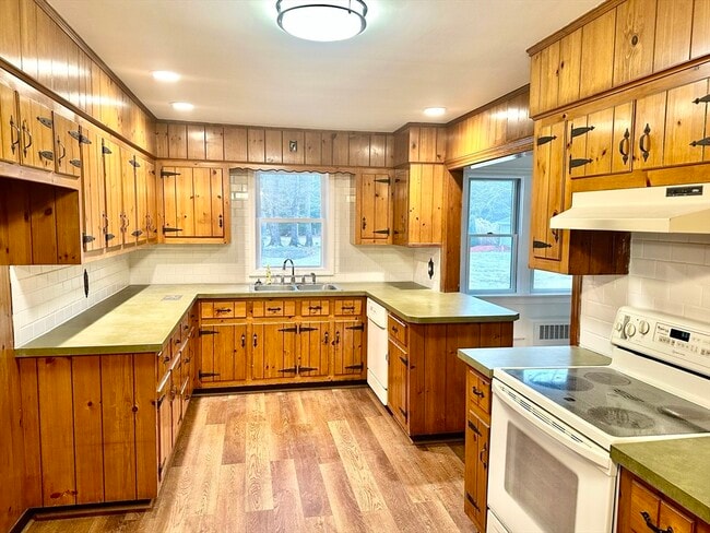 Photo - 365 N Bedford St