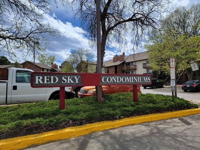 Building Photo - Penthouse level condo with views of canal and trail!