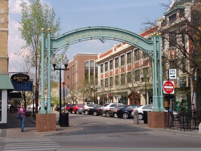 Building Photo - 4875 N Paulina St Unit 81-2B