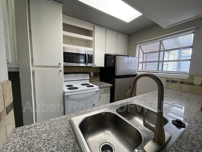 Photo - 602 Bellaire Dr Unit A