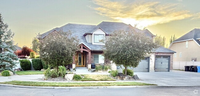 Building Photo - Luxury Estate With Pool, Spa and Gourmet K... Rental