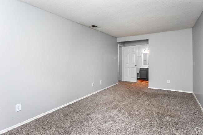 2BR, 2BA - 1,000 SF