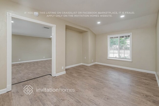 Photo - 17363 Saticoy St