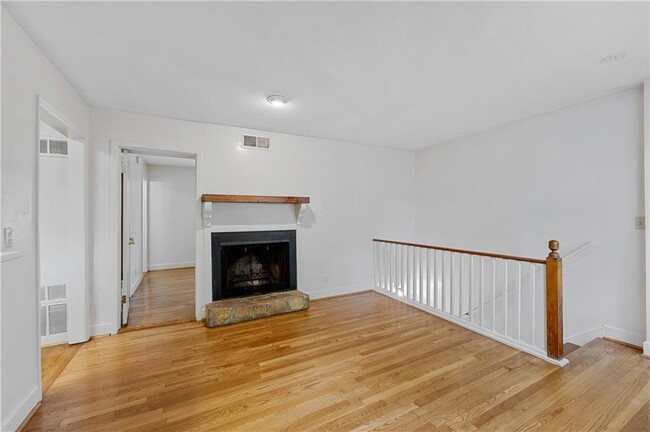 Building Photo - 11 Peachtree Hills Ave NE Unit D2 Rental