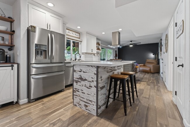 Building Photo - 976 Di Marino St