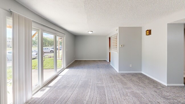 2BR, 2BA - 985 SF - Living Room - Fountainview East Apartments