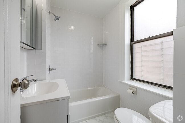 1BR, 1BA - 610SF - Bathroom