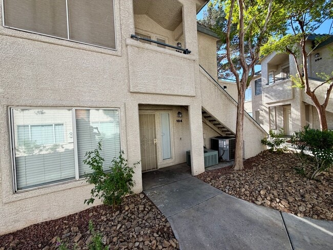 Building Photo - SE 2 bedroom condo in gated community Unit 104