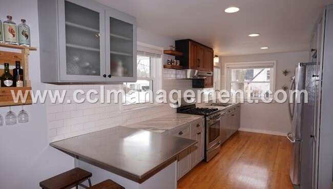 Building Photo - 501 W Dean Ave