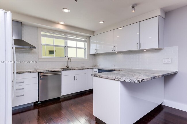 Building Photo - 623 NE 8th Ave